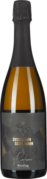 Grüne Sektflasche mit elegantem, dunklem Etikett und versiegeltem Hals.