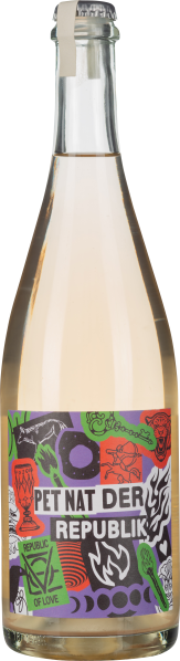 Klarer Wein in klarer Flasche mit bunter, kunstvoller Etikettgestaltung.