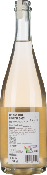 Klare Flasche mit blassrosa Perlwein und schlichtem Etikett.