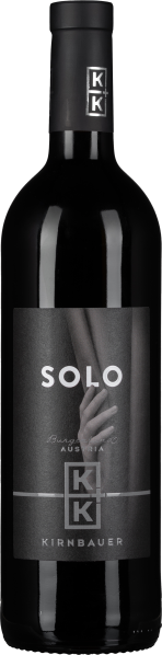 Dunkle Weinflasche mit elegantem Etikett und schlichtem, modernem Design.