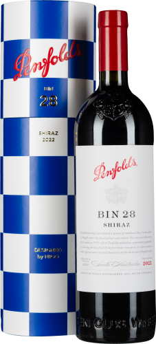 Weinflasche mit rotem Verschluss vor blau-weiß kariertem Zylinder.