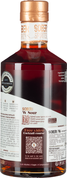 Braune Flasche mit Kupferkappe, Etiketten voller Text und Auszeichnungen, dunkelroter Inhalt.