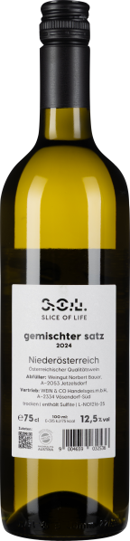 Klarglasflasche mit goldgelbem Wein, schwarzem Schraubverschluss und weißem Etikett.