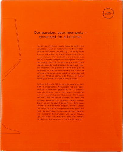 Orange Verpackung mit stilisierter Glaszeichnung und englisch-deutschem Text zur Markenphilosophie.