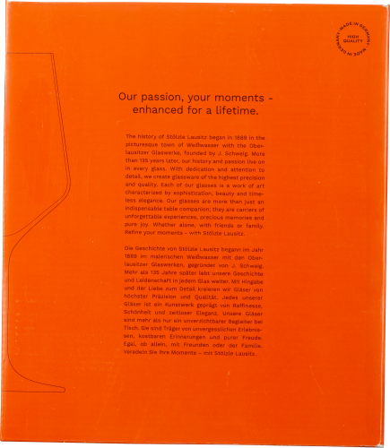 Orange Box mit feinem Textdruck und angedeutetem Weinglas.