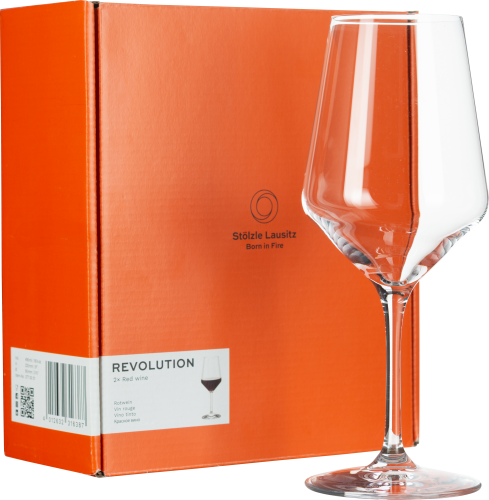 Weinglas vor leuchtend orangefarbener Verpackung mit transparentem Design.