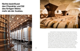 Große, glänzende Stahltanks und Holzweinfässer in stilvoll beleuchtetem Weinkeller.