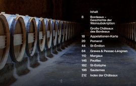 Reihen von Weinfässern in einem stimmungsvoll beleuchteten Keller.