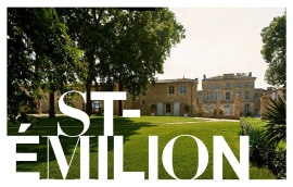 Elegante Schlosskulisse mit grünem Rasen und schattenspendenden Bäumen im Vordergrund.