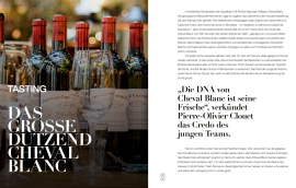 Weinflaschen mit Etiketten, umgeben von dekorativen Lichtern und Gläsern.