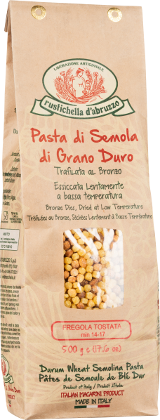 Beige Papiertüte mit Sichtfenster, gefüllt mit dreifarbigen Fregola-Pastakügelchen.