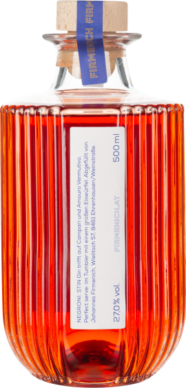 Klare Flasche mit vertikalen Rillen, leuchtend roter Inhalt und Holzkorken.