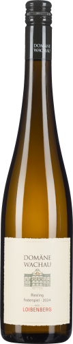 Schlanke, hohe Flasche mit grünlich-goldenem Wein und schwarzem Schraubverschluss.