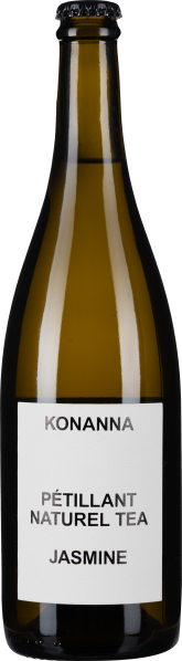 Braune Glasflasche mit schlichtem, weißem Etikett und schwarzem Schraubverschluss.