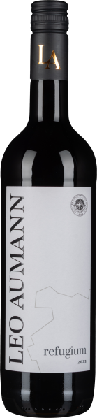 Dunkle Weinflasche mit schlichtem, modernem Etikettdesign.