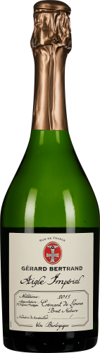 Grüne Sektflasche mit goldener Folie und elegantem Etikett.