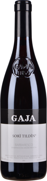 Die Weinflasche aus dunklem Glas hat eine elegante Form mit einem geprägten Detail am Hals. Das Etikett ist schlicht gestaltet mit einem breiten weißen Streifen und kontrastierendem schwarzen Bereich für den Markennamen.