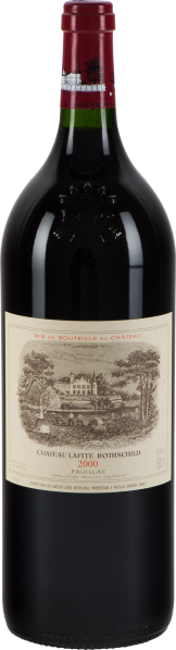 Die Weinflasche zeigt einen tiefroten Farbton und ein elegantes Etikett mit einer detaillierten Zeichnung eines Herrenhauses und Bäumen. Das Etikett ist in Cremefarben gehalten und enthält rote und schwarze Schriftzüge. Der Flaschenhals ist mit einer glän