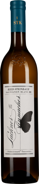 Braune Weinflasche mit einem weißen Etikett, das einen schwarzen Schmetterling zeigt. Der Flaschenhals ist mit einer türkisfarbenen Kapsel verschlossen, auf der goldene Schriftzug steht.