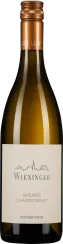 Eine Flasche Wiener Chardonnay mit elegantem, schlichtem Etikett, einem goldfarbenen Schraubverschluss und einer klaren, dunkelgrünen Glasflasche.