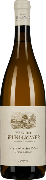 Eine elegante Weinflasche mit einem cremefarbenen Etikett, darauf eine detailreiche schwarz-weiße Illustration eines Weinguts. Der Flaschenhals ist mit einer weißen Kapsel verschlossen.