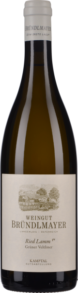 Weinflasche mit leicht grünlicher Flüssigkeit, traditionelle Papieretikette mit Illustrationen einer ländlichen Szene, goldene Schrift und weißem Flaschendeckel.