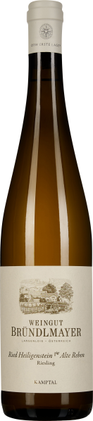 Weinflasche mit gelb-goldener Flüssigkeit, schlanker Form und heller Etikettierung mit klassischem Schriftzug und detaillierter Illustration.