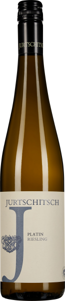 Eine schlanke Weinflasche mit schwarzem Schraubverschluss und elegantem Etikett in gedeckten Farben. Das Etikett zeigt einen großen Buchstaben "J" und grafische Elemente in Blau.