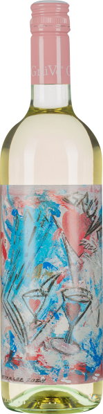 Die Weinflasche zeigt ein künstlerisch gestaltetes Etikett mit abstrakten roten, blauen und weißen Pinselstrichen, die zwei gezeichnete Weingläser und Herzen umschließen. Der Schraubverschluss ist rosafarben, und der Wein hat eine helle, strohgelbe Farbe.