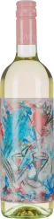 Die Weinflasche zeigt ein künstlerisch gestaltetes Etikett mit abstrakten roten, blauen und weißen Pinselstrichen, die zwei gezeichnete Weingläser und Herzen umschließen. Der Schraubverschluss ist rosafarben, und der Wein hat eine helle, strohgelbe Farbe.