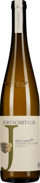 Klarglas-Weinflasche mit grünlichem Schimmer und stilvollem beigen Etikett.