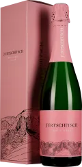 Flasche eines Rosé-Schaumweins vor einer passenden rosa Geschenkverpackung mit gezeichneter Landschaft. Die Flasche hat ein elegantes, minimalistisches Etikett in Rosa mit schwarzer Schrift. Der Flaschenverschluss ist ebenfalls in Rosa gehalten.