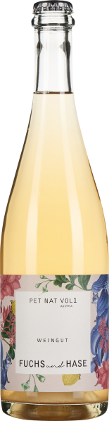 Flasche mit hellgelbem Wein, schlankem Hals und Kronkorkenverschluss. Das Etikett zeigt florale Muster in Blau und Rosa auf weißem Hintergrund.