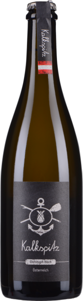 Braune Weinflasche mit schwarzem Etikett und weißem Design, das maritime Motive zeigt, inklusive Anker und Fässer. Flasche ist mit einer schwarzen Stoffbanderole am Hals verziert.