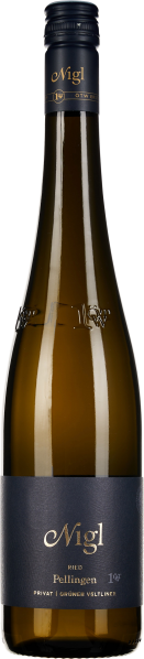 Die Weinflasche hat eine schlanke Form mit einem dunkelblauen Etikett. Der Flaschenkörper ist aus klarem Glas und lässt den goldgelben Inhalt durchscheinen. Der Hals der Flasche ist mit einer dunkelblauen Kapsel verschlossen.
