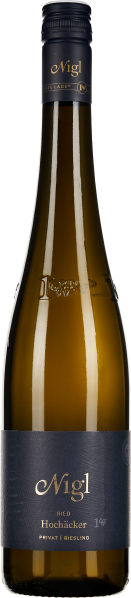 Eine schlanke, transparente Weinflasche mit einem dunkelblauen Etikett und goldener Schrift. Der Flaschenhals ist mit einer dunkelblauen Kapsel verziert.