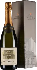 Flasche mit grünlichen, transparentem Glas und goldener Schaumweinkapsel, Etikett zeigt ein Schloss. Daneben eine schlichte, elegante Verpackung in Grau mit dezenten grafischen Linien des Gebäudes.