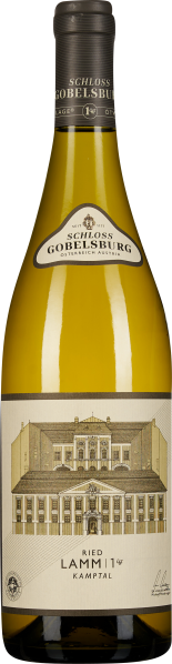 Die Weinflasche zeigt ein elegantes Etikett mit einer detaillierten Illustration eines traditionellen Gebäudes. Die Flasche selbst ist schlank und der Weißglasflaschenkörper hat einen klaren, hellen Bernsteinfarbton. Am Hals der Flasche befindet sich eine