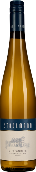 Die Weinflasche ist schlank mit einem goldgelben Inhalt. Sie hat ein dunkelblaues Etikett mit hellblauen Schriftzügen und ein passender blauer Schraubverschluss. Darunter befindet sich ein beiges Etikett mit einer stilisierten Zeichnung eines Gebäudes.