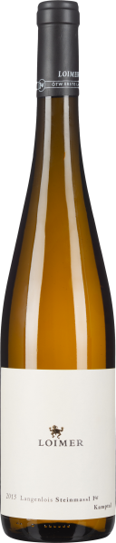 Schlanke Weinflasche aus klarem Glas mit hellem Wein, schwarzer Kapsel und schlichtem, weißem Etikett mit dezenter Typografie.