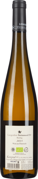 Schlanke Weißweinflasche mit schwarzem Hals, goldene Flüssigkeit sichtbar, elegantes Etikett.