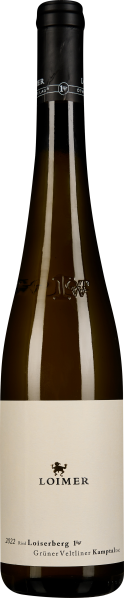 Eine schlanke Weinflasche mit schwarzem Verschluss, klarer grüner Glasfarbe und einem schlichten, eleganten Etikett in Creme mit schwarzer Schrift.