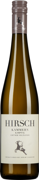 Eine Weinflasche mit olivgrünem Glas und einem braunen Schraubverschluss. Das Etikett ist beige mit schwarzem Text und einem Hirschmotiv.