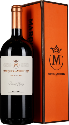 Eine Weinflasche mit weißem Etikett und kupferfarbenem Verschluss steht vor einer orangefarbenen Geschenkbox.