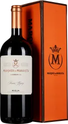 Eine Weinflasche mit weißem Etikett und kupferfarbenem Verschluss steht vor einer orangefarbenen Geschenkbox.