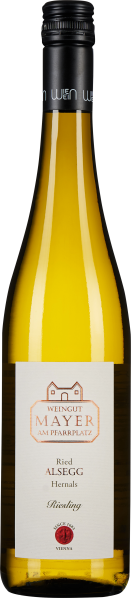 Eine schlanke, klare Glasflasche mit dunklem Schraubverschluss, gefüllt mit goldgelbem Wein, und einem eleganten Etikett.