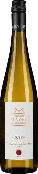 Weinflasche mit schwarzem Schraubverschluss und transparentem Glas, das einen hellgelben Wein zeigt. Das Etikett ist weiß mit goldenen und roten Akzenten.