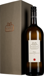 Große Flasche mit hellem Etikett vor einer matten, eleganten Geschenkbox, die einen warmen, luxuriösen Eindruck vermittelt.