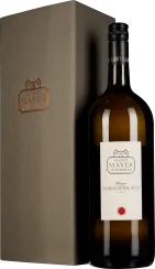 Große Flasche mit hellem Etikett vor einer matten, eleganten Geschenkbox, die einen warmen, luxuriösen Eindruck vermittelt.