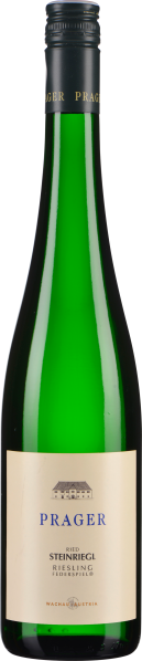 Grüne Weinflasche mit schwarzem Schraubverschluss und elegantem, beigem Etikett, das zart mit urbanem Motiv bedruckt ist.